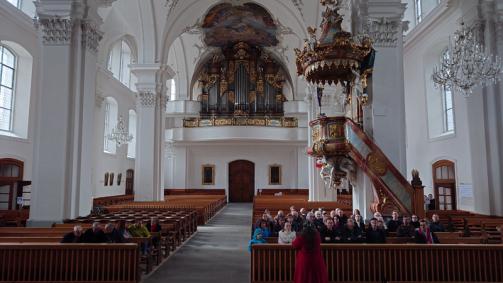 Die Dettlinge in der Kirche St. Martin in Schwyz, wo auch seine Gebeine ruhen. Die bekannteste Geschichte über den heiligen Martin, erzählt, wie er seinen Mantel einem frierenden Bettler schenkte.