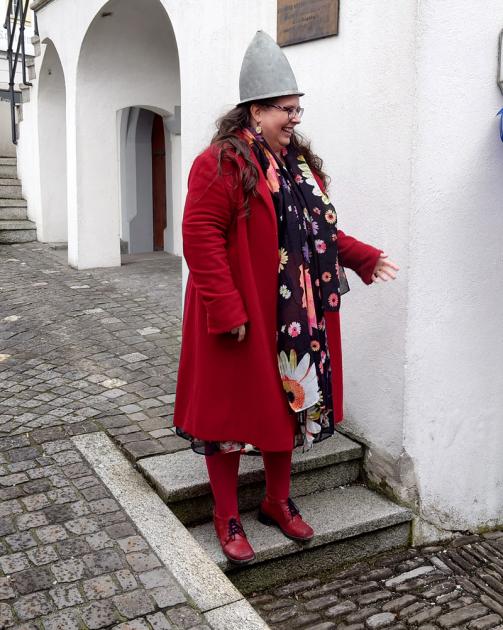 Angela Dettling mit dem historischen "Helm" des Spenglers Dettling. Was auf den ersten Blick, wie ein Helm ausgesehen habe, stellte sich später als Blumentopf zum Aufhängen heraus.
